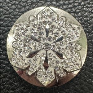 Magnolia and Vine 30mm Grand Snowflake Snap